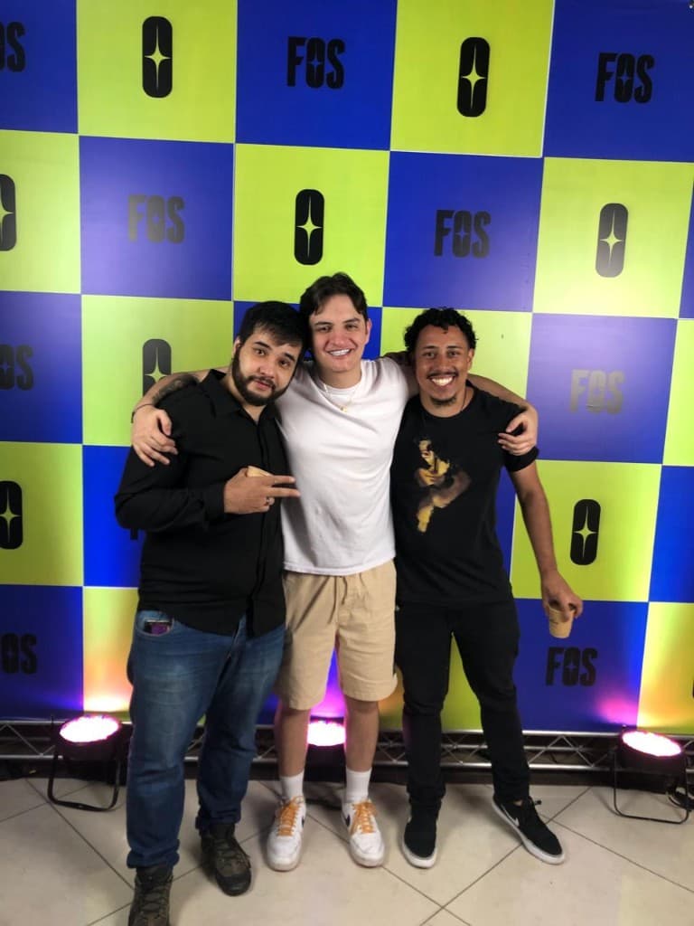 Equipe Taggo e Cristian Figueredo no backdrop FOS