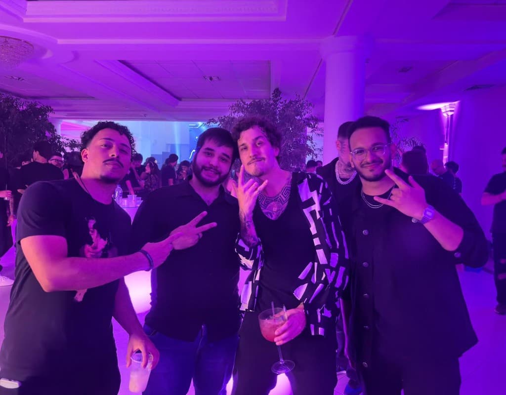 Grupo na festa de lançamento FOS